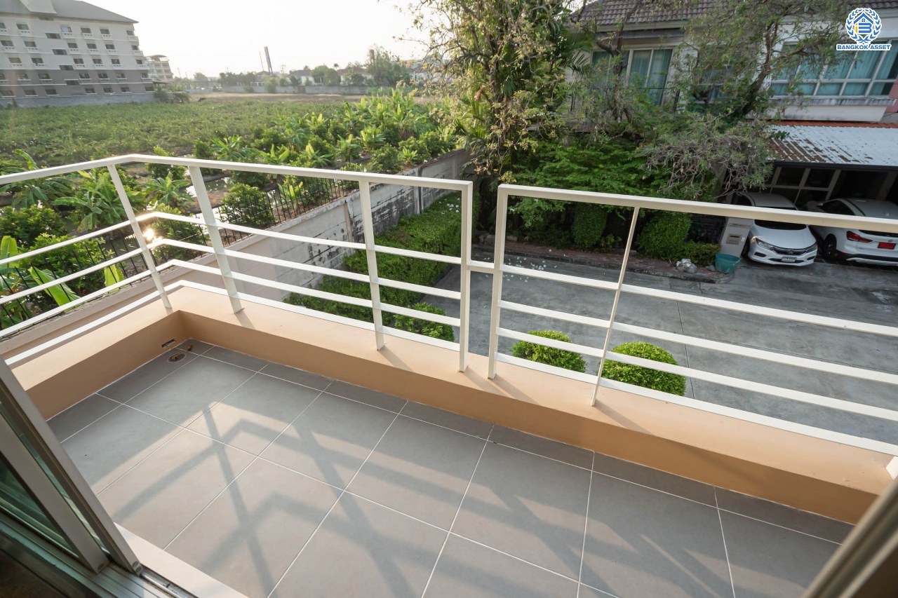 บ้านมือสองตกแต่งใหม่ โครงการ ไลฟ์บางกอกบูเลอวาร์ด ปิ่นเกล้า-เพชรเกษม เนื้อที่กว้างกว่า 52.5 ตร.ว ฟังก์ชัน 3 ห้องนอน 3 ห้องน้ำ 2 ที่จอดรถ บนทำเลศักยภาพ ติดถนนพุทธมณฑลสาย4 เหมาะสมกับทุกครอบครัว ใกล้แหล่งช้อปปิ้ง "เซ็นทรัล ศาลายา" รถไฟฟ้าสายสีน้ำเงิน "สถานีหลักสอง" และจุดขึ้นทางด่วน "ศรีรัช-วงแหวน"